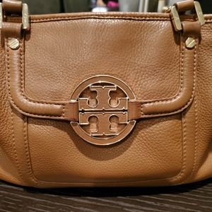 Tory Burch bag with side pocket and closing zipper